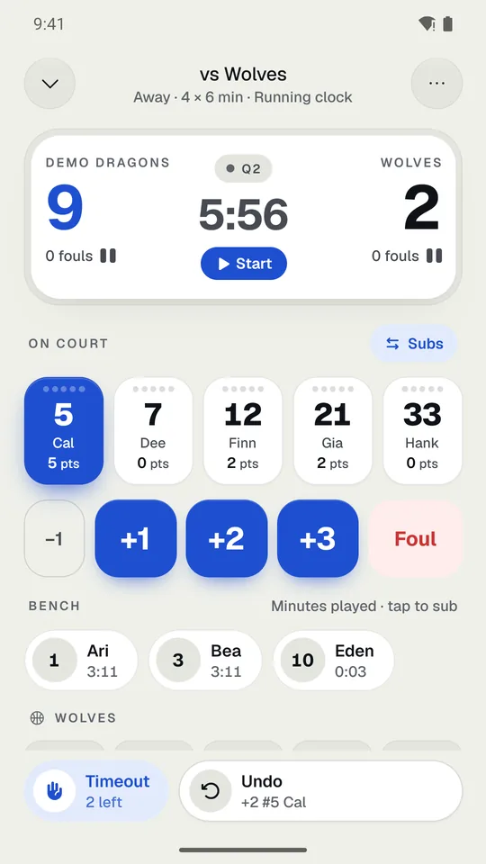 A live game in coach mode: the scoreboard, the players on the court, and the scoring buttons.